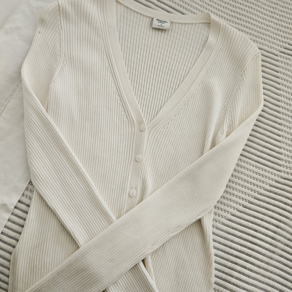 Abercombie Cream V-Neck Ribbed Sweater
